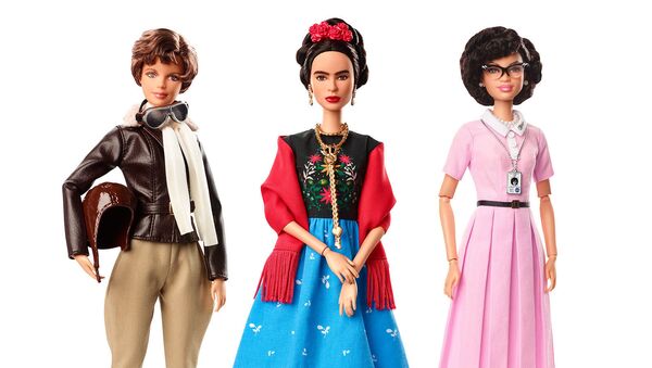 Las nuevas muñecas Barbie rinden homenaje a Frida Kahlo y otras mujeres destacadas - Sputnik Mundo