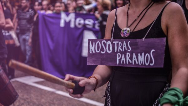 Una mujer durante el paro del 8 de marzo de 2017, por el Día Internacional de la Mujer en Santa Fe, Argentina - Sputnik Mundo