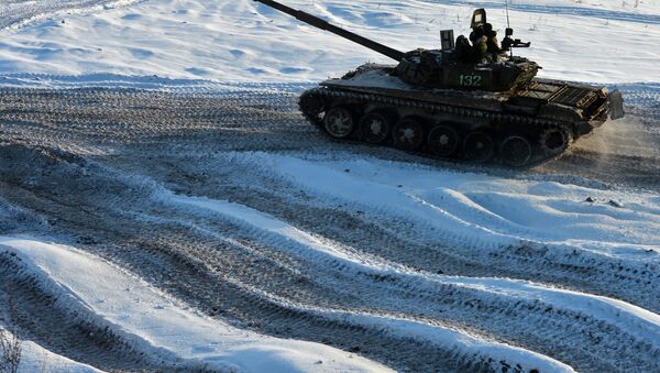 Un tanque sobre la nieve (imagen referencial) - Sputnik Mundo