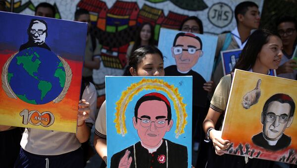 Estudiantes de escuelas católicas con los retratos del obispo salvadoreño Oscar Arnulfo Romero - Sputnik Mundo