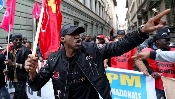 Marcha antirracista en memoria del senegalés asesinado en Florencia, Italia - Sputnik Mundo