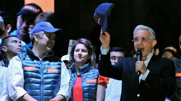El expresidente de Colombia, Álvaro Uribe, junto al candidato presidencial Ivan Duque - Sputnik Mundo