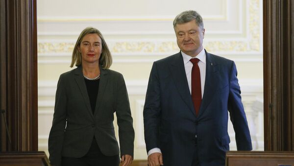 La jefa de la diplomacia europea, Federica Mogherini, y el presidente de Ucrania, Petró Poroshenko - Sputnik Mundo