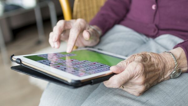 Una anciana usa una tableta - Sputnik Mundo