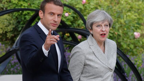 Presidente de Francia, Emmanuel Macron, y primera ministra del Reino Unido, Theresa May - Sputnik Mundo