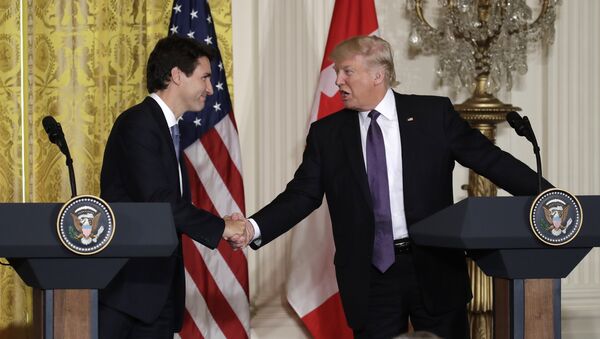 Primer ministro de Canadá, Justin Trudeau, y presidente de EEUU, Donald Trump (archivo) - Sputnik Mundo
