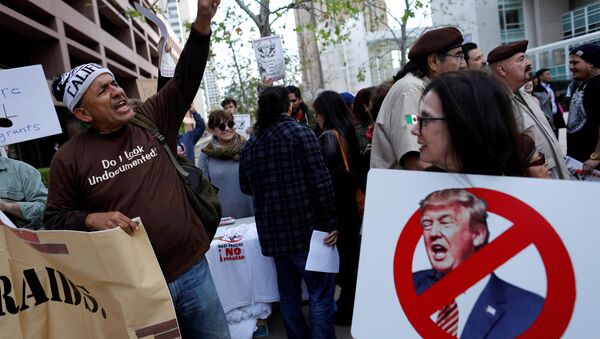 Marcha de protesta contra la visita del presidente Donald Trump en San Diego, EEUU, 12 de mayo de 2018 - Sputnik Mundo