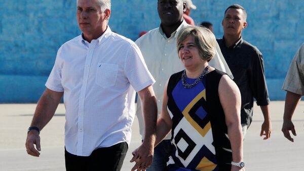 Díaz Canel acude a votar acompañado de su esposa Liz Cuesta - Sputnik Mundo