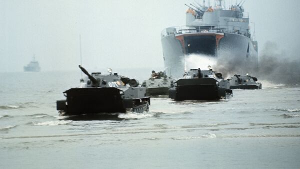 Vehículos blindados del Ejército Popular Nacional de Alemania del Este desembarcan en una playa durante unas maniobras (archivo) - Sputnik Mundo