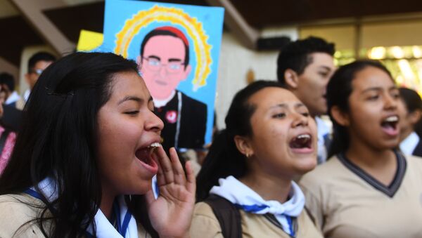 Los creyentes católicos celebran la canonización de monseñor Óscar Romero, arzobispo salvadoreño - Sputnik Mundo