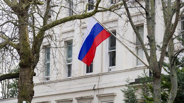La bandera rusa en la embajada de Rusia en Londres, Reino Unido - Sputnik Mundo
