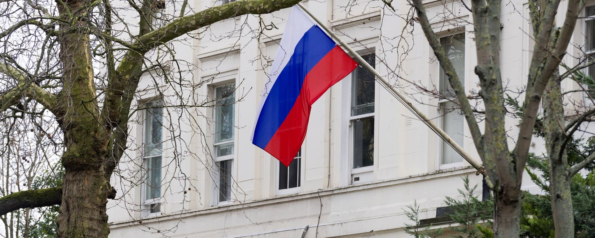 La bandera rusa en la embajada de Rusia en Londres, Reino Unido (imagen referencial) - Sputnik Mundo, 1920, 16.12.2021
