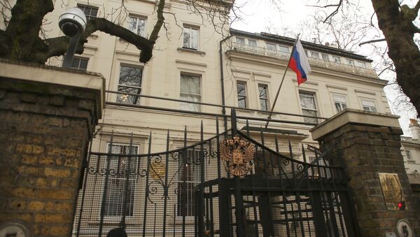 A flag and a security camera are seen at one of the entrances to Russia's embassy and consular section in London, Britain - Sputnik Mundo