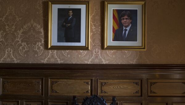 Los retratos del Rey de España, Felipe VI, y el expresidente de Cataluña, Carles Puigdemont (archivo) - Sputnik Mundo