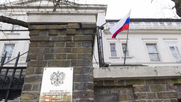 La bandera rusa en la embajada de Rusia en Londres, Reino Unido - Sputnik Mundo