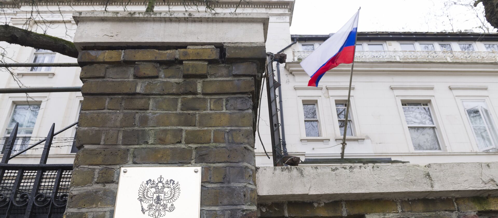 La bandera rusa en la embajada de Rusia en Londres, Reino Unido - Sputnik Mundo, 1920, 06.03.2020