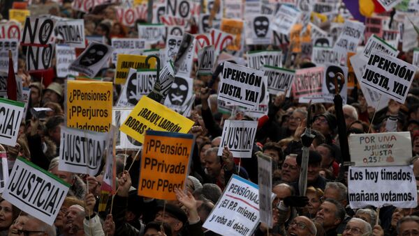 Protesta en Madrid por la baja subida de las pensiones - Sputnik Mundo