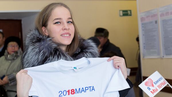 Una chica en un colegio electoral en Petropávlovsk-Kamchatski, Rusia - Sputnik Mundo