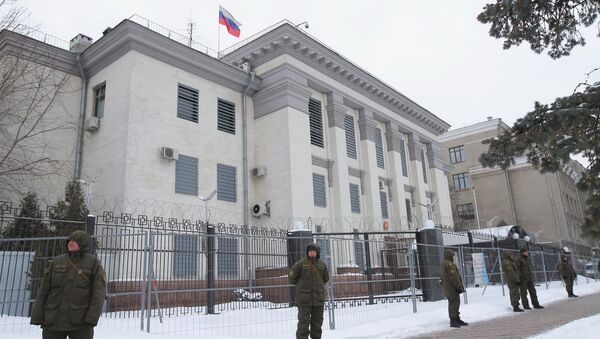 La Policía no deja entrar a los ciudadanos rusos a la Embajada rusa en Kiev - Sputnik Mundo
