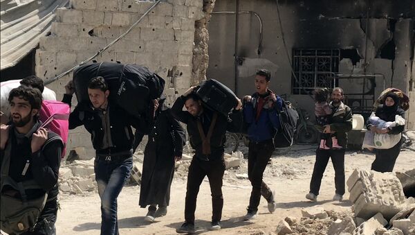 Civiles abandonando el suburbio de Damasco de Guta Oriental (archivo) - Sputnik Mundo