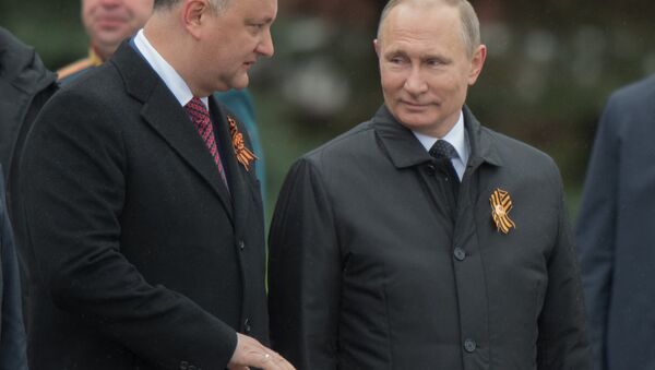 Igor Dodon, presidente de Moldavia, y Vladímir Putin, presidente de Rusia, durante la celebración del Día de la Victoria sobre el nazismo en Moscú, 9 de mayo de 2017 - Sputnik Mundo