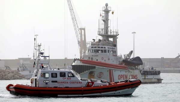 Barco de la ONG española Open Arms en el puerto de Pozallo, Italia - Sputnik Mundo