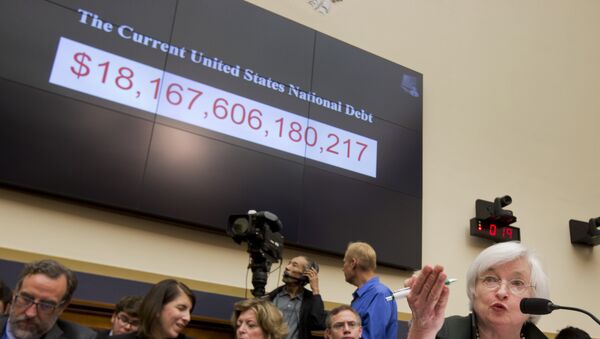 La presidenta de la Reserva Federal, Janet Yellen, bajo un gráfico actual de deuda nacional de Estados Unidos (imagen de archivo) - Sputnik Mundo