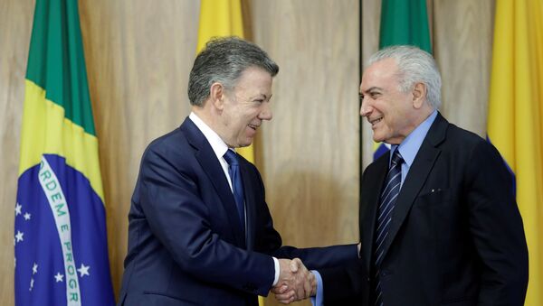 El presidente de Colombia, Juan Manuel Santos con su homólogo brasileño, Michel Temer - Sputnik Mundo
