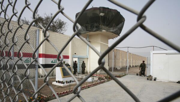 Guardias están parados en la entrada de la prisión de Abu Ghraib renovada, imagen de archivo - Sputnik Mundo
