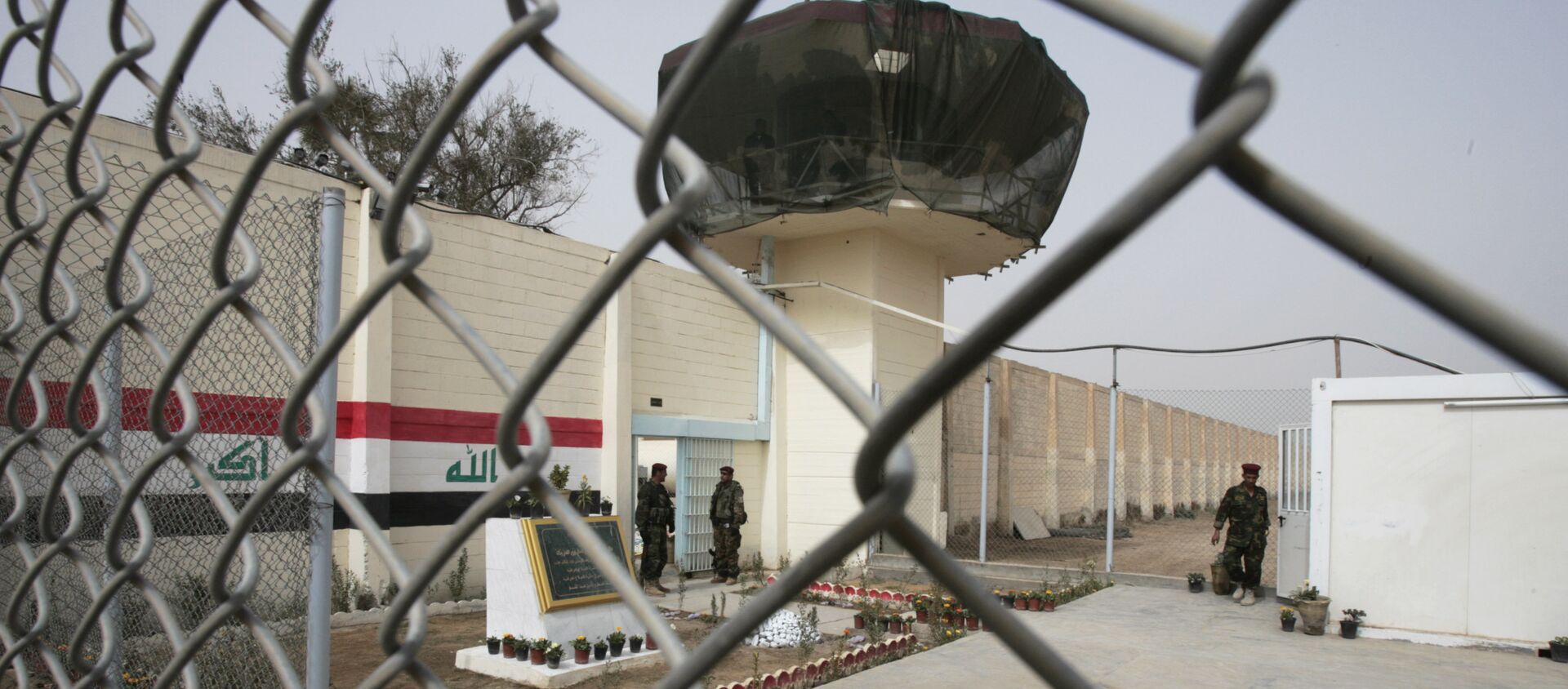 Guardias están parados en la entrada de la prisión de Abu Ghraib renovada, imagen de archivo - Sputnik Mundo, 1920, 21.03.2018