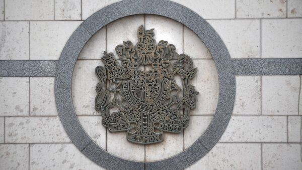 El escudo del Reino Unido en la embajada británica en Moscú - Sputnik Mundo