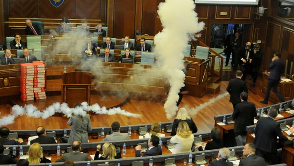Gases lacrimógenos en el Parlamento de Kosovo - Sputnik Mundo