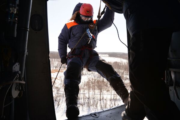 Así se preparan los paracaidistas del Ministerio de Emergencias de Rusia - Sputnik Mundo