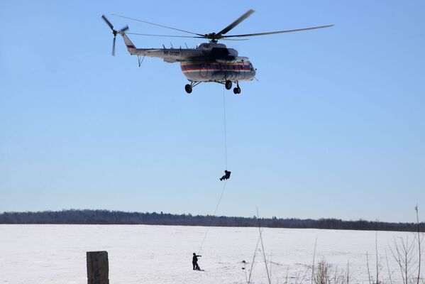 Así se preparan los paracaidistas del Ministerio de Emergencias de Rusia - Sputnik Mundo