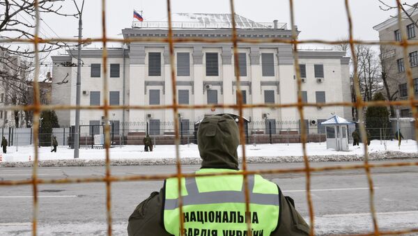 La policía de Ucrania cerca la Embajada de Rusia en Kiev el 18 de marzo - Sputnik Mundo