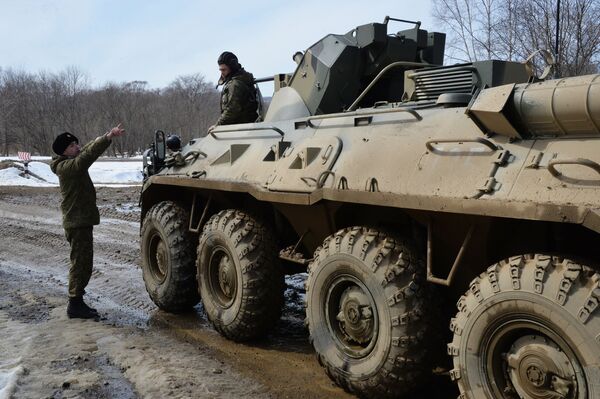 Duras pruebas para los nuevos vehículos blindados de personal en el Lejano Oriente ruso - Sputnik Mundo