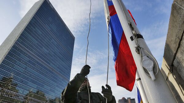 La bandera rusa cerca del edificio de la ONU - Sputnik Mundo