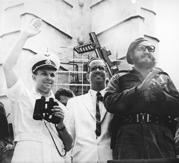 Yuri Gagarin saluda al pueblo cubano en la Plaza de la Revolución junto a Fidel Castro y el presidente Osvaldo Dorticós en 1961 Yuri Gagarin saluda al pueblo cubano en la Plaza de la Revolución junto a Fidel Castro y el presidente Osvaldo Dorticós en 1961 - Sputnik Mundo
