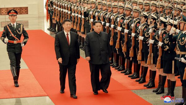 El presidente chino, Xi Jinping, y el líder norcoreano, Kim Jong-un - Sputnik Mundo