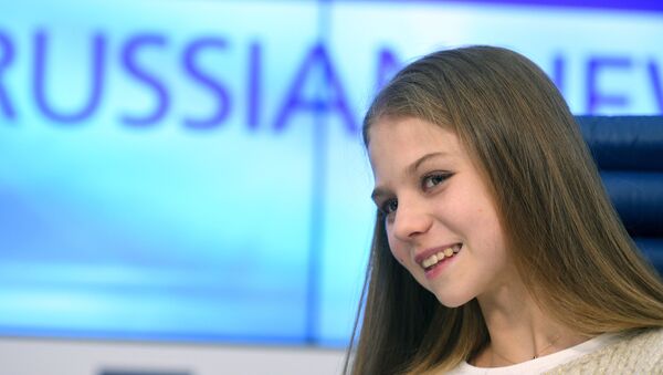 La campeona mundial juvenil, Alexandra Trúsova, en una conferencia de prensa - Sputnik Mundo