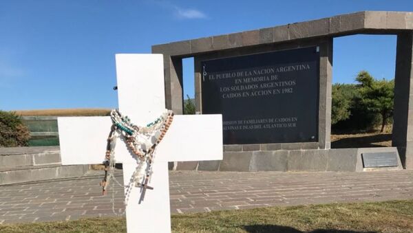 La tumba del soldado argentino caído en Malvinas Eleodoro Monzón, en el Cementerio de Darwin - Sputnik Mundo