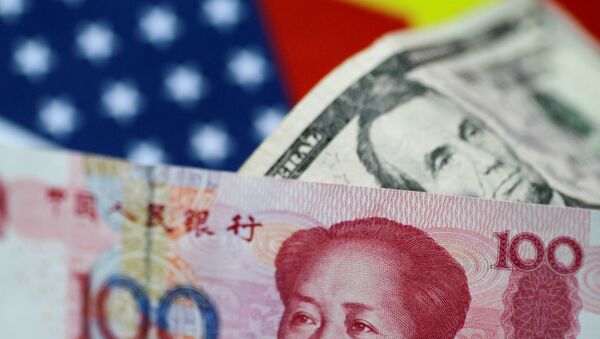 Yuanes y dólares (monedas chinas y estadounidenses) - Sputnik Mundo
