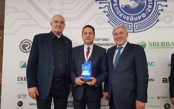 El embajador de Venezuela en Rusia, Carlos Faría (centro), durante la entrega del premio a Gobierno venezolano por el lanzamiento del Petro - Sputnik Mundo