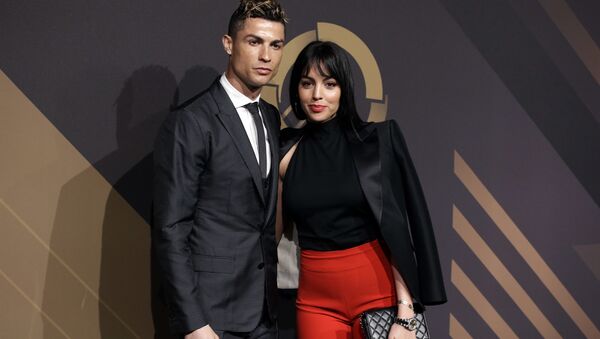 Georgina Rodriguez y Cristiano Ronaldo durante la ceremonia de premiación de la Federación portuguesa de Fútbol - Sputnik Mundo
