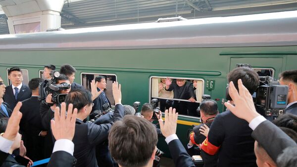 Kim Jong-un, líder norcoreano, en su tren - Sputnik Mundo