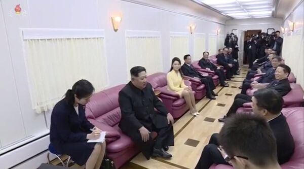 El interior de uno de los vagones del tren de Kim Jong-un, líder norcoreano El interior de uno de los vagones del tren de Kim Jong-un, líder norcoreano - Sputnik Mundo