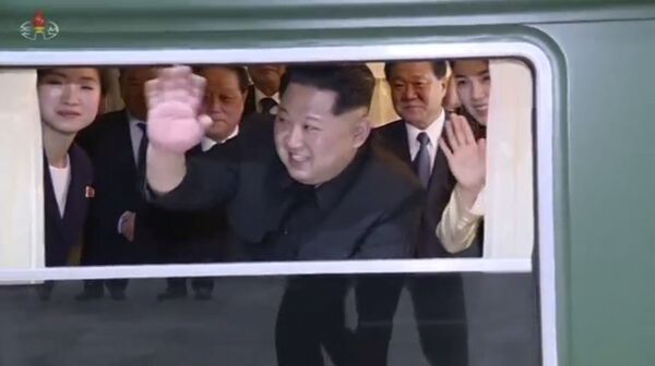 Kim Jong-un, líder norcoreano, saluda desde el interior de su tren Kim Jong-un, líder norcoreano, saluda desde el interior de su tren - Sputnik Mundo