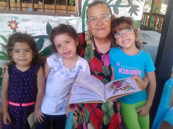 Rafaela Baroni posa junto a algunos niños que la visitan a diario Rafaela Baroni posa junto a algunos niños que la visitan a diario - Sputnik Mundo