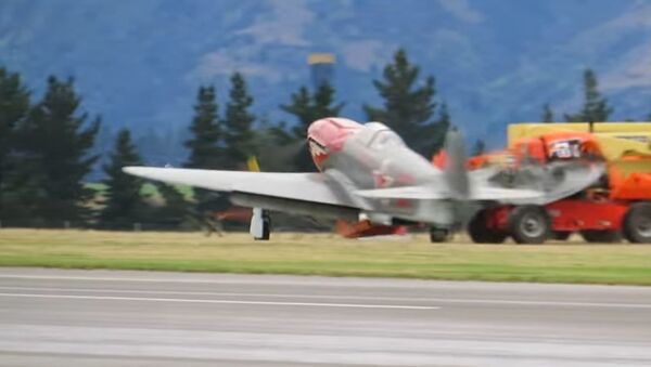 Un caza Yak-3 choca contra un auto al aterrizar y un ala acaba en mil pedazos - Sputnik Mundo