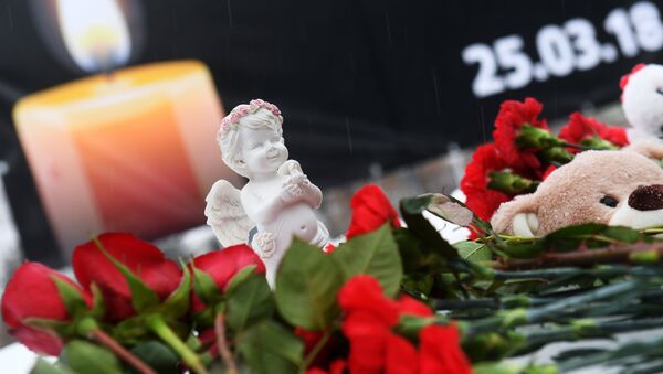 Акции в память о погибших при пожаре в ТЦ Зимняя вишня - Sputnik Mundo